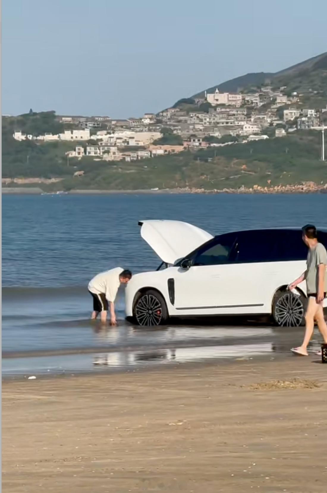 在沙滩用海水洗车，这两个场景是怎么关联在一起的？ES8这么好的车，如果自己不想开