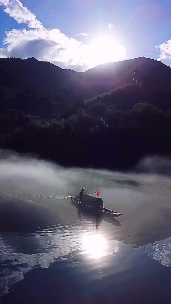上联：两岸烟雨伴江帆；
下联：？？？