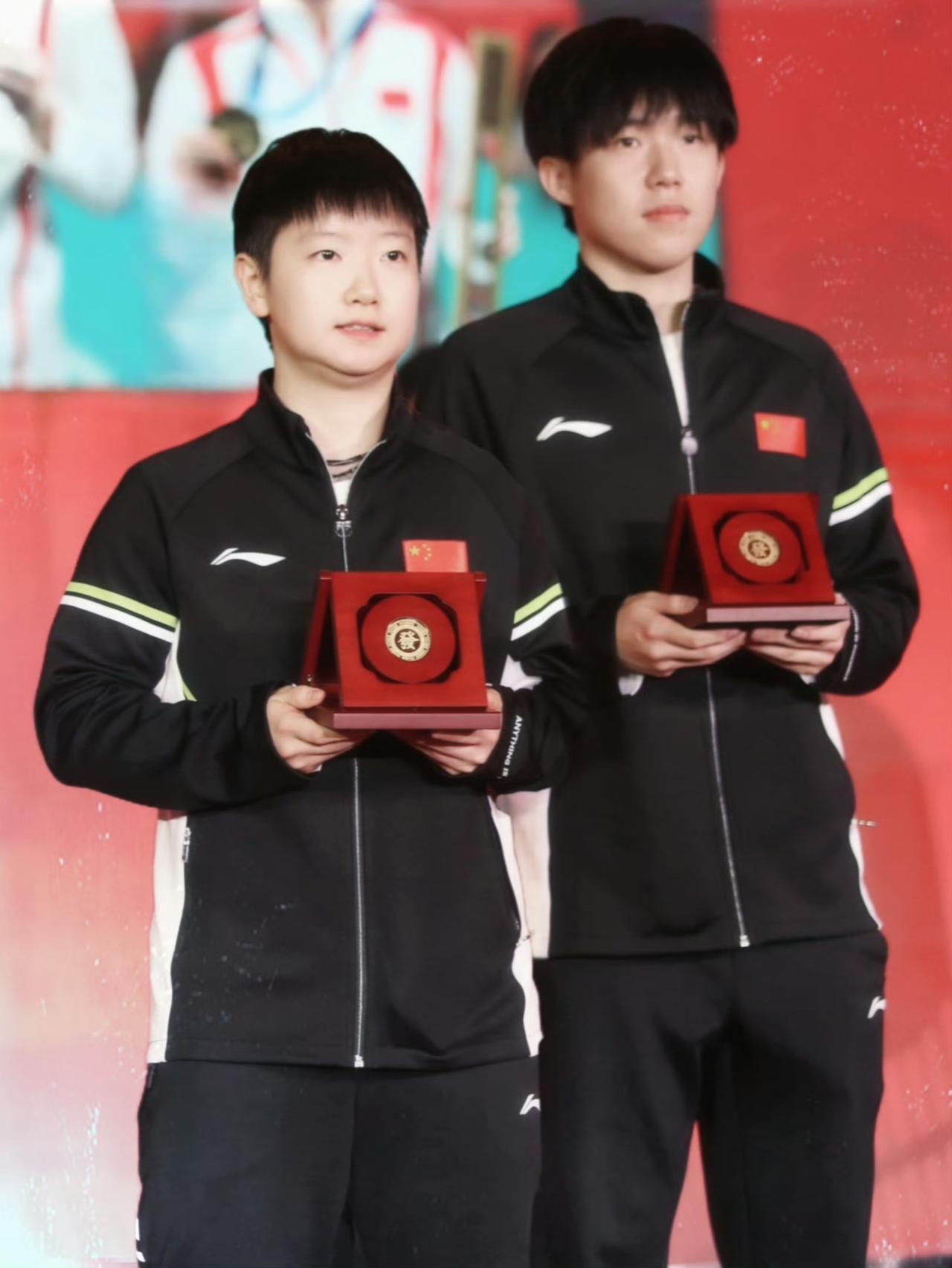 莎头组合再同框！孙颖莎王楚钦手持荣誉礼盒，气场全开！

国乒两大主力同框名场面来