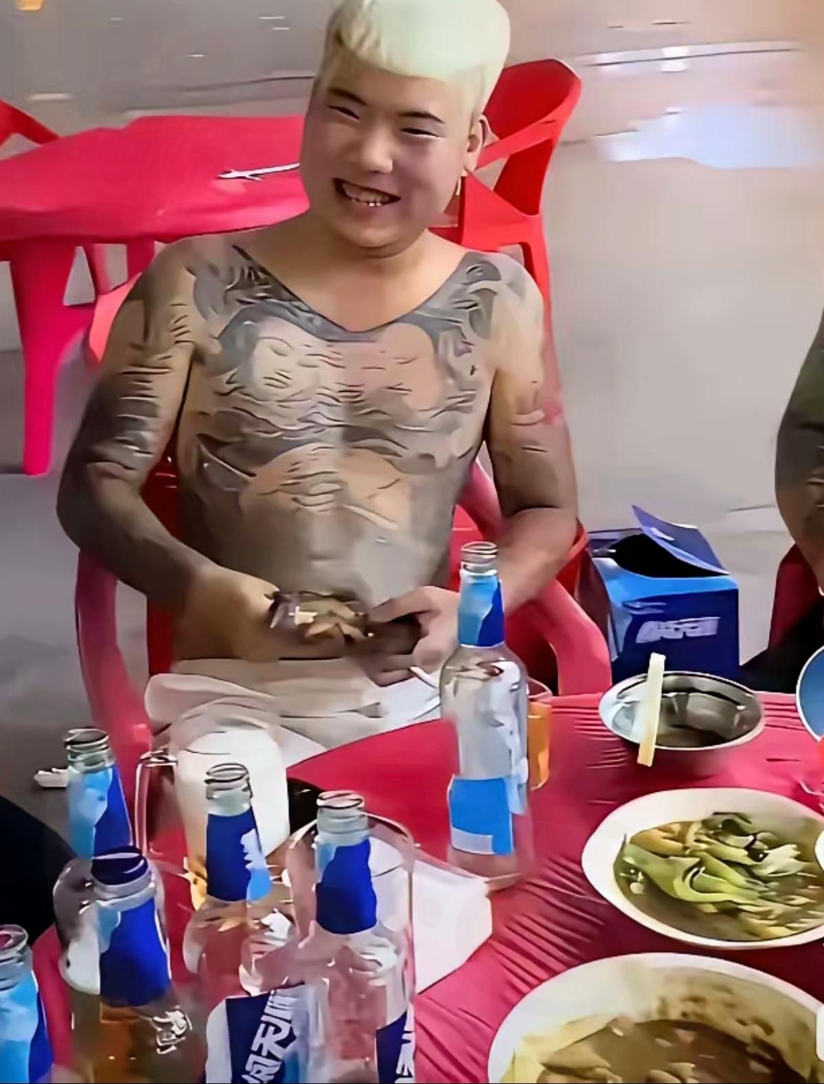 真正的铁哥们聚会，从来和排场无关。那些山珍海味、高档烟酒的饭局，多半是用来谈事儿