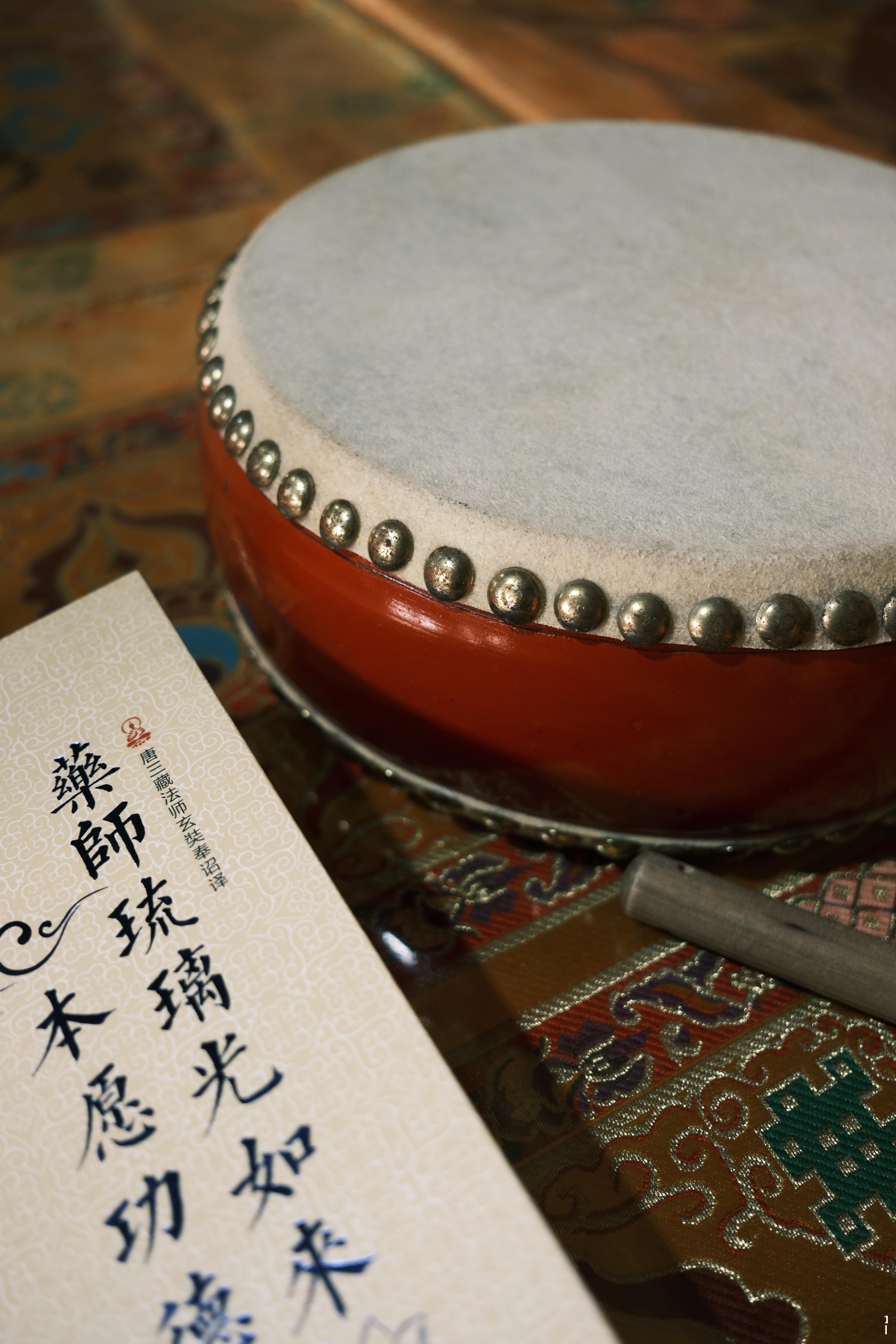 佛教[超话]  师父说：直面苦难，依然向光而行，便是慈悲。  ​​​