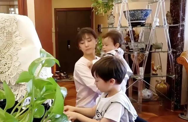 1994年，42岁的 尤小刚 为了温柔的乌倩倩，和原配妻子 田歌 离了婚。16年