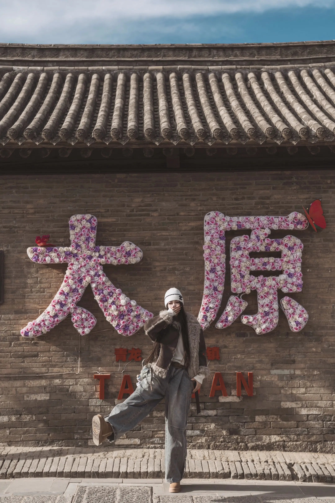 青龙古镇，晋派古建的活化石。砖石镌刻春秋，红灯笼映着千年时光。触摸文物古迹，读懂