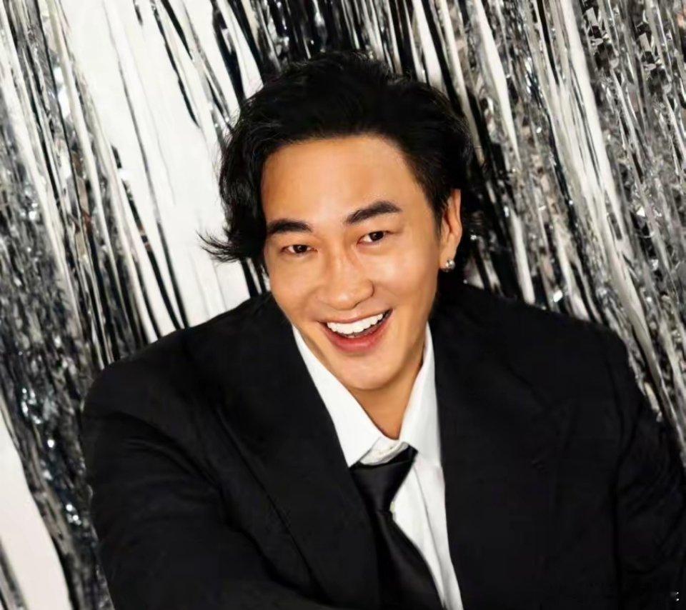 何润东，要忙不过来了！4月21日，网友又给何润东介绍工作了，“霸王茶姬”的客服已