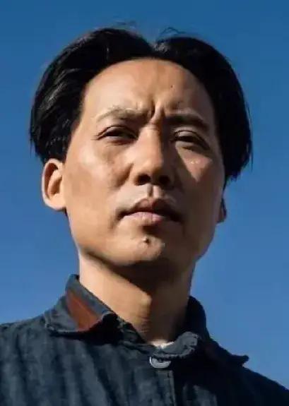 夜半三更盼天明，
寒冬腊月盼春风，
要想盼得红军来，
岭上开满映山红！