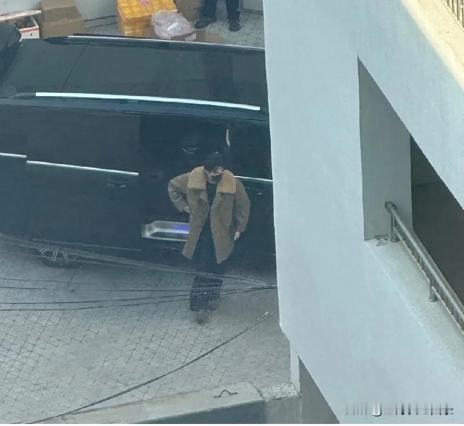 王楚钦果然去了LV的活动，依然带着王晨策。
虽然图一非常蘑菇，还戴着口罩，但是关