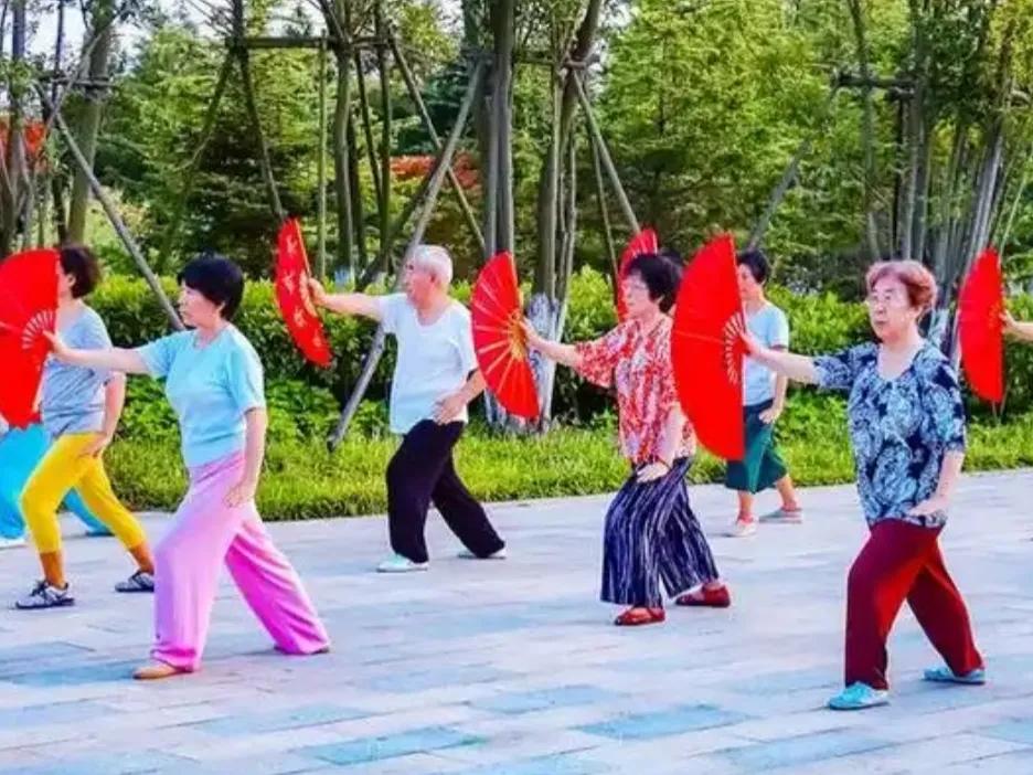 为什么很多中老年人迷恋广场舞广场舞不仅是锻炼方式，更是社交平台。中老年人通过跳舞
