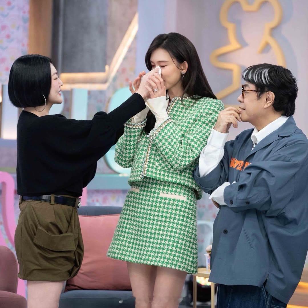 林志玲落泪鼓励小S小S给林志玲擦泪 据台媒，小S复工后邀请到好友林志玲录制《小姐