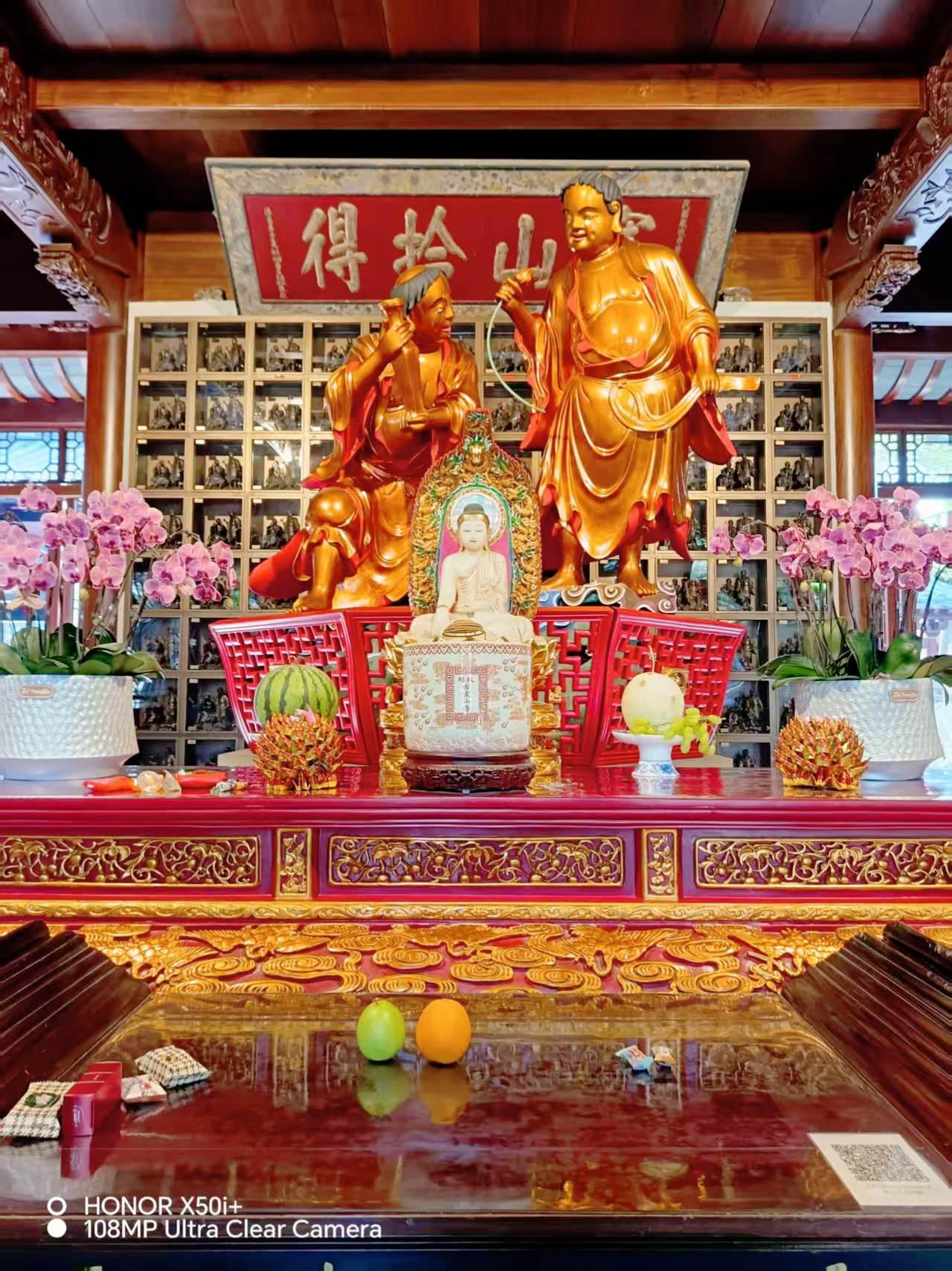 为人处世，一团和气最好，要像寺院山门殿供的布袋和尚一样，每天都“笑口常开，笑世间