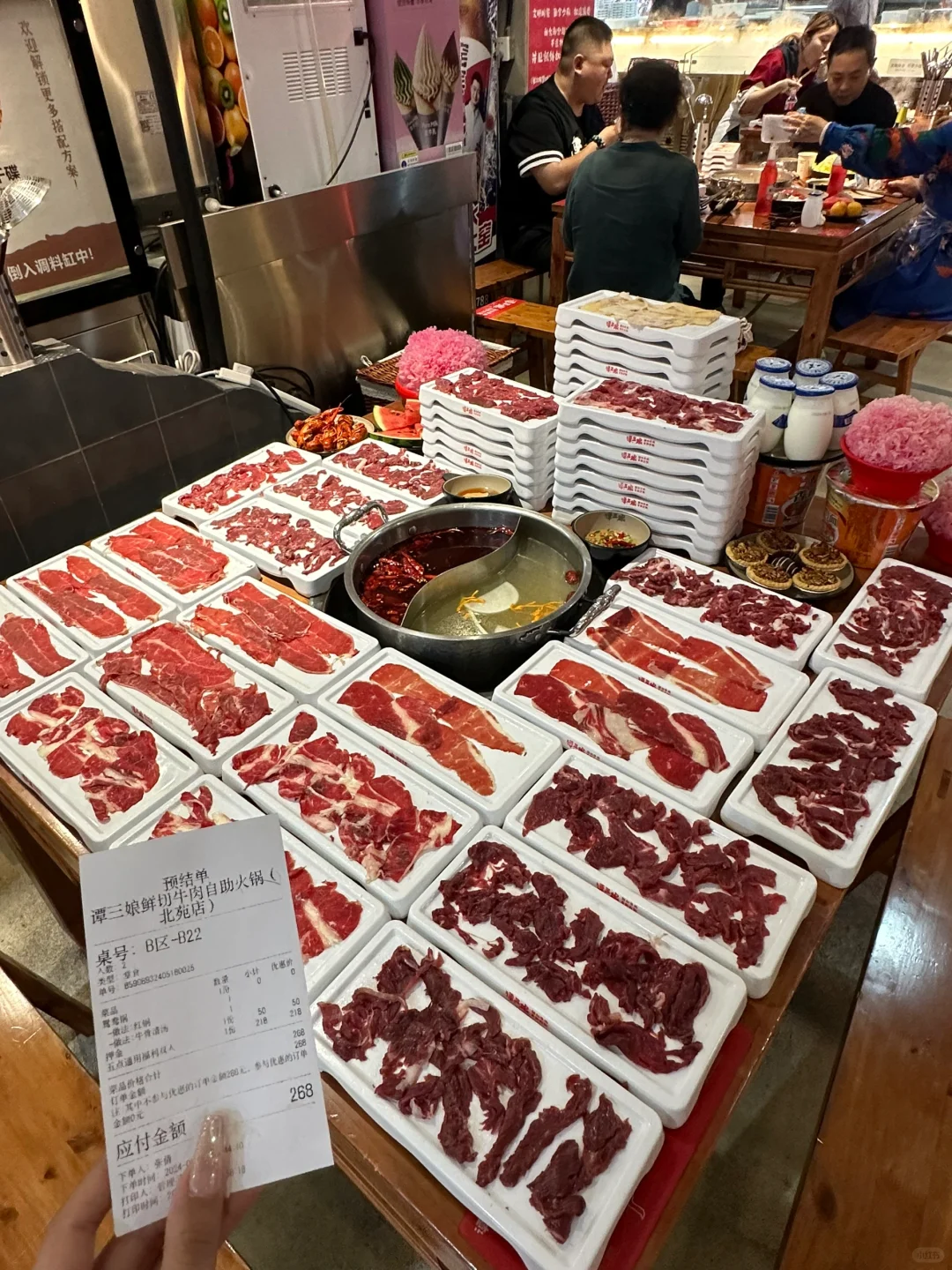 北京牛肉火锅界萨莉亚！！一桌子才200➕！！