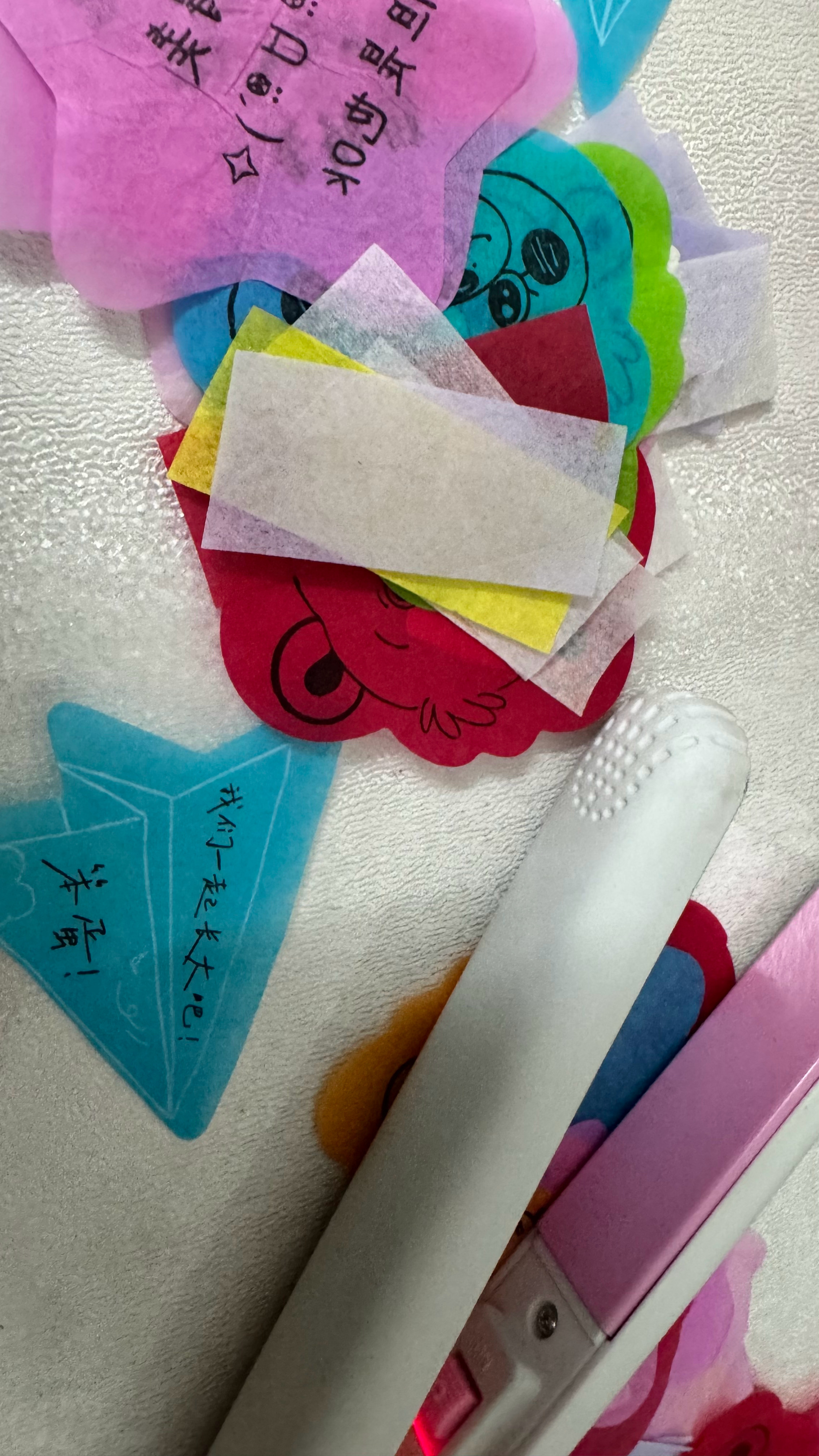 你们知道我大晚上不睡觉在干嘛么我在窝窝囊囊给我朋友们拿直发夹夹彩带，我挨个问她们