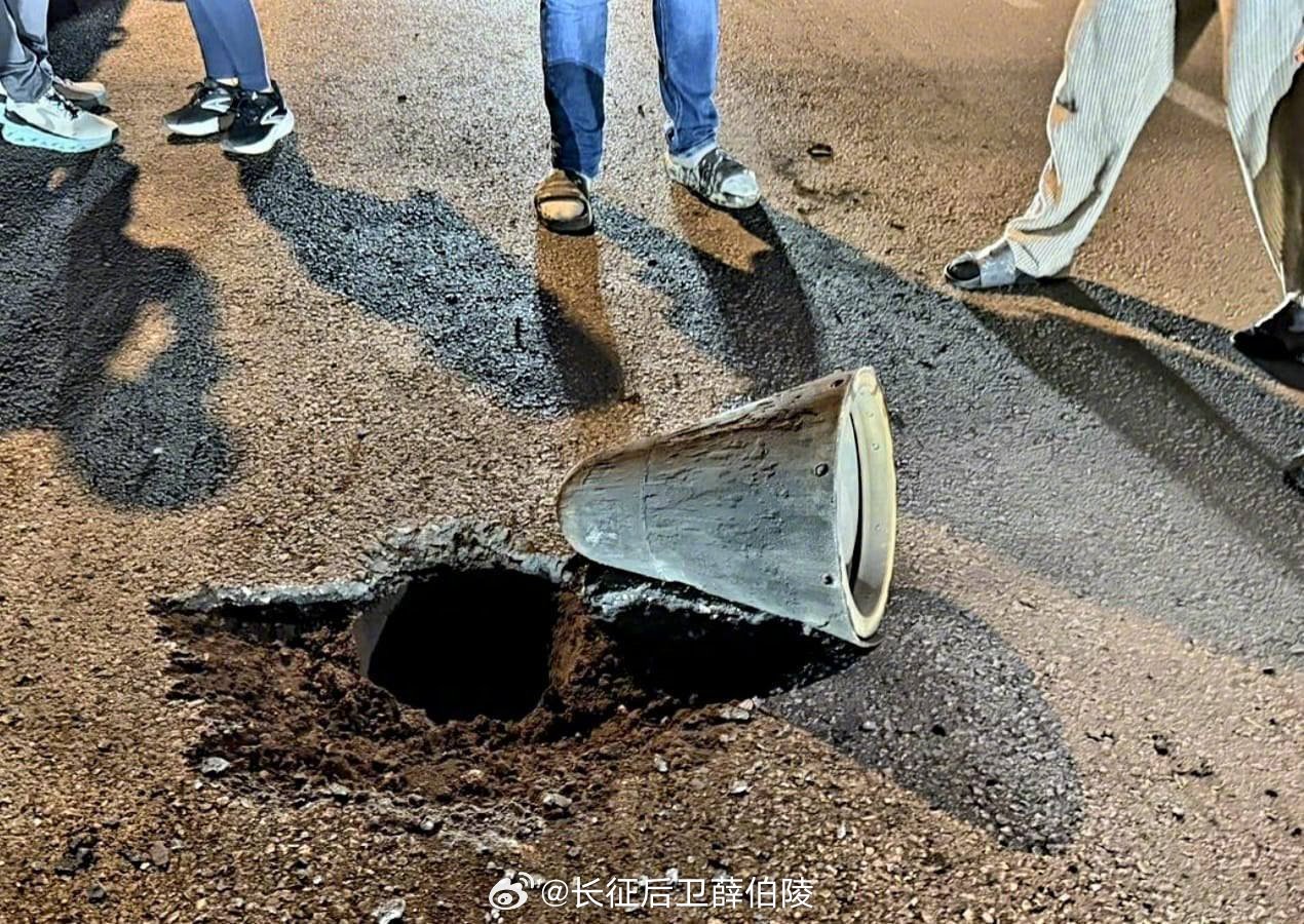 伊朗弹道导弹穿过大气层后的整流罩，把地面砸了一个洞，伊朗伊斯兰革命卫队海军指挥官