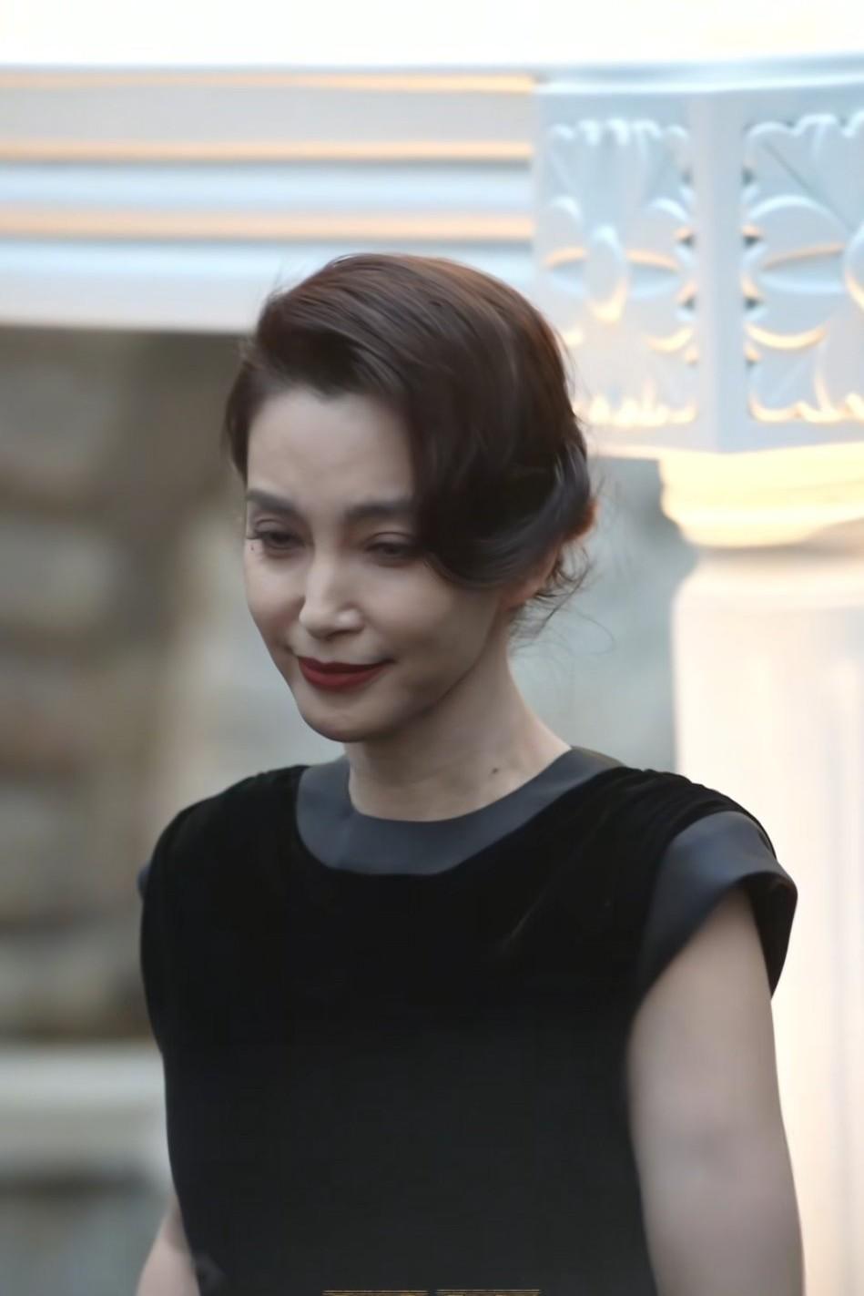 最近的娱乐圈
李连杰回春了，倪萍回春了
但是李冰冰不一样，今年52岁的她，好像一