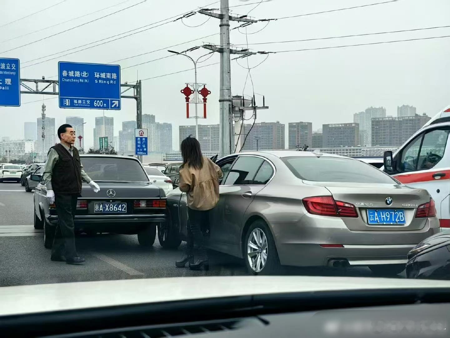 这老奔驰可太罕见了！上世纪80年代的奔驰E级，女子吓得瑟瑟发抖！ 