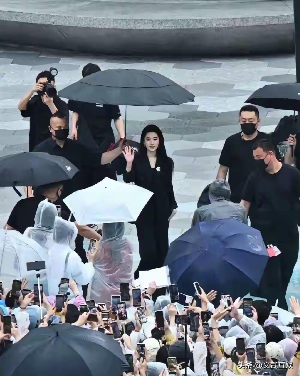 多读书真的有用，不信你看刘亦菲。
8月18日，成都大雨倾盆。天安门广场在下半旗，