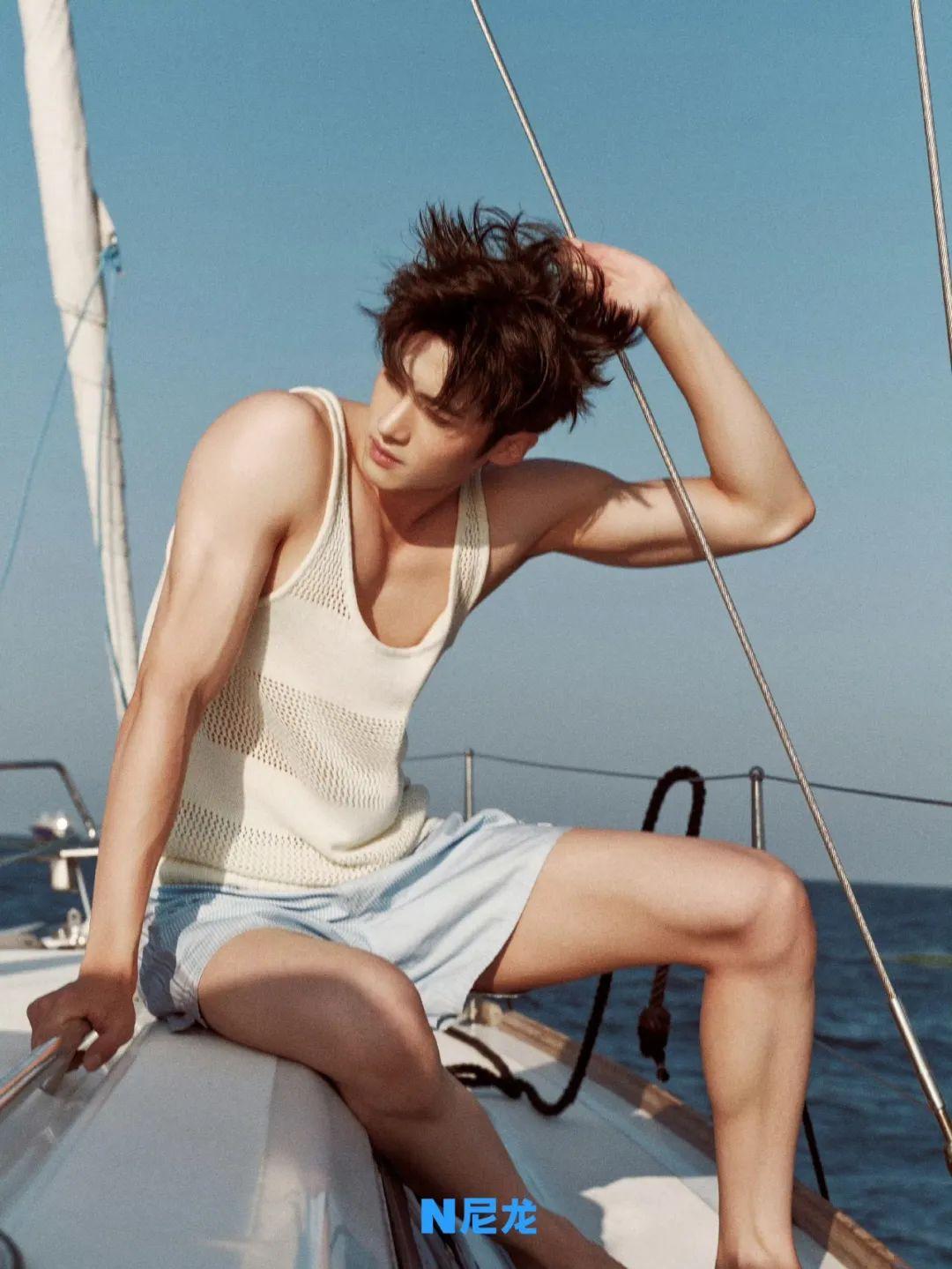 韩娱中国男星闫桉最新登上《NYLON》杂志肌肉大片。他是在韩发展的中国籍男歌手，