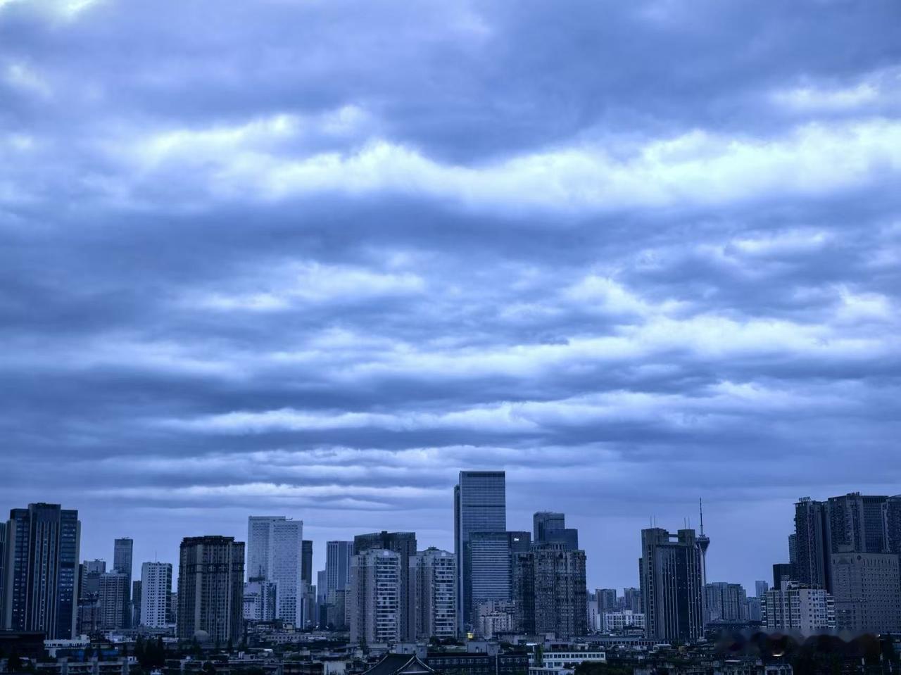 昨夜、今晨，雨后蓉城一隅。
成都老年人协会摄影专委会
图文原创：周桂华
组稿编辑