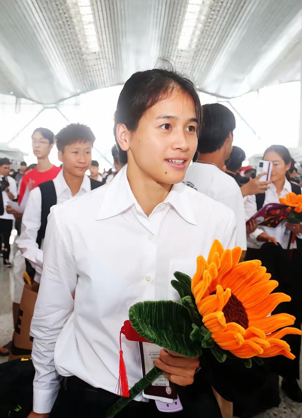 陈巧珠迟到的光环耀身而出一一
陈巧珠在本月9日中朝女足小组赛上，特别让球迷抢眼！