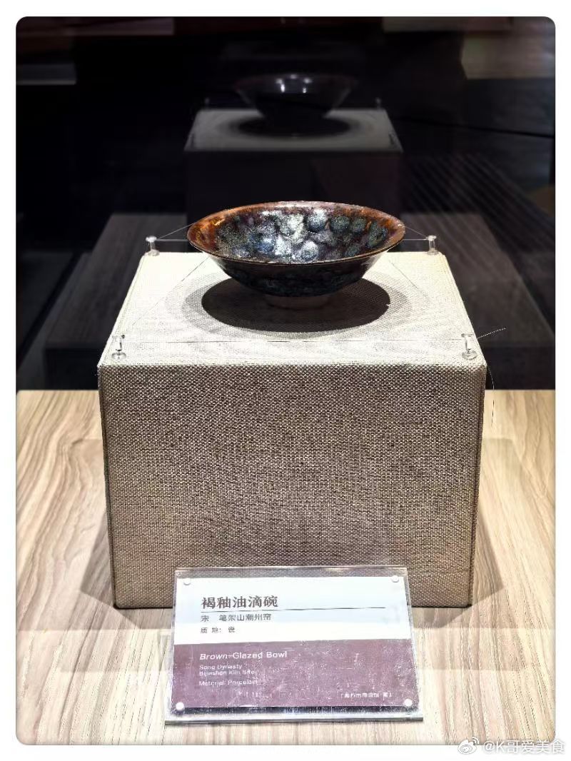 潮州市博物馆里面有一个精品馆（潮州木雕），说实话，这木雕忒细腻了，每个人物都活灵
