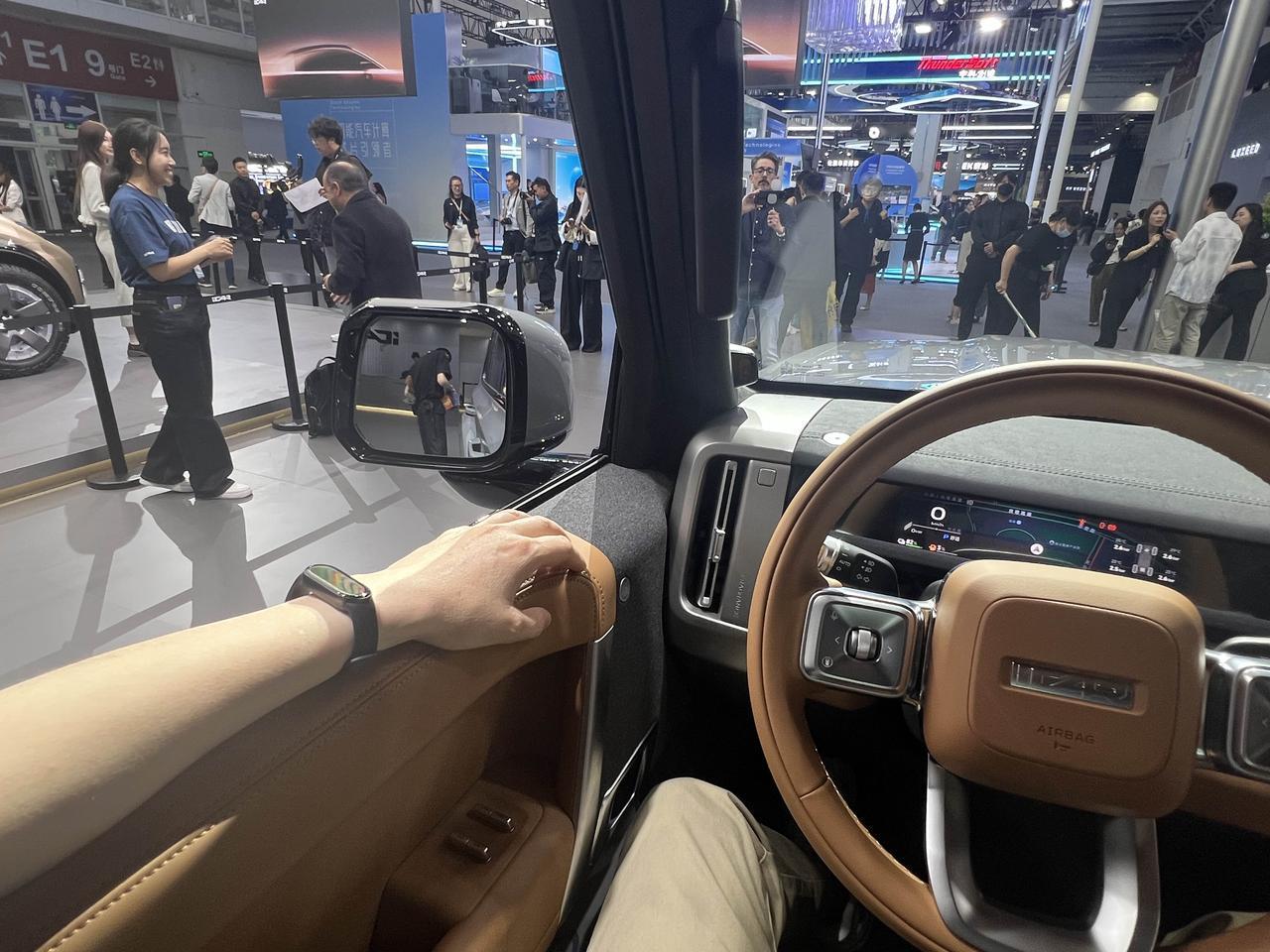 V27，其实还是第一次摸实车。

低窗线，很好的前方视线和车头方位感，这是我喜欢