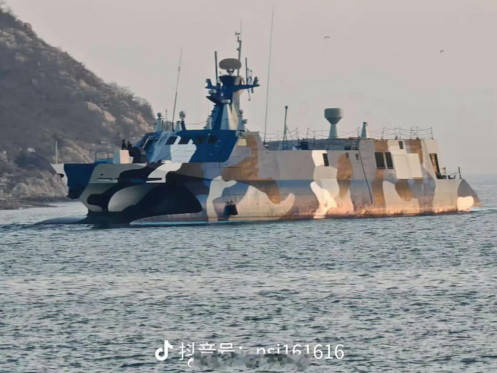 把发射架外壳一拆，22艇居然也显得很大了 