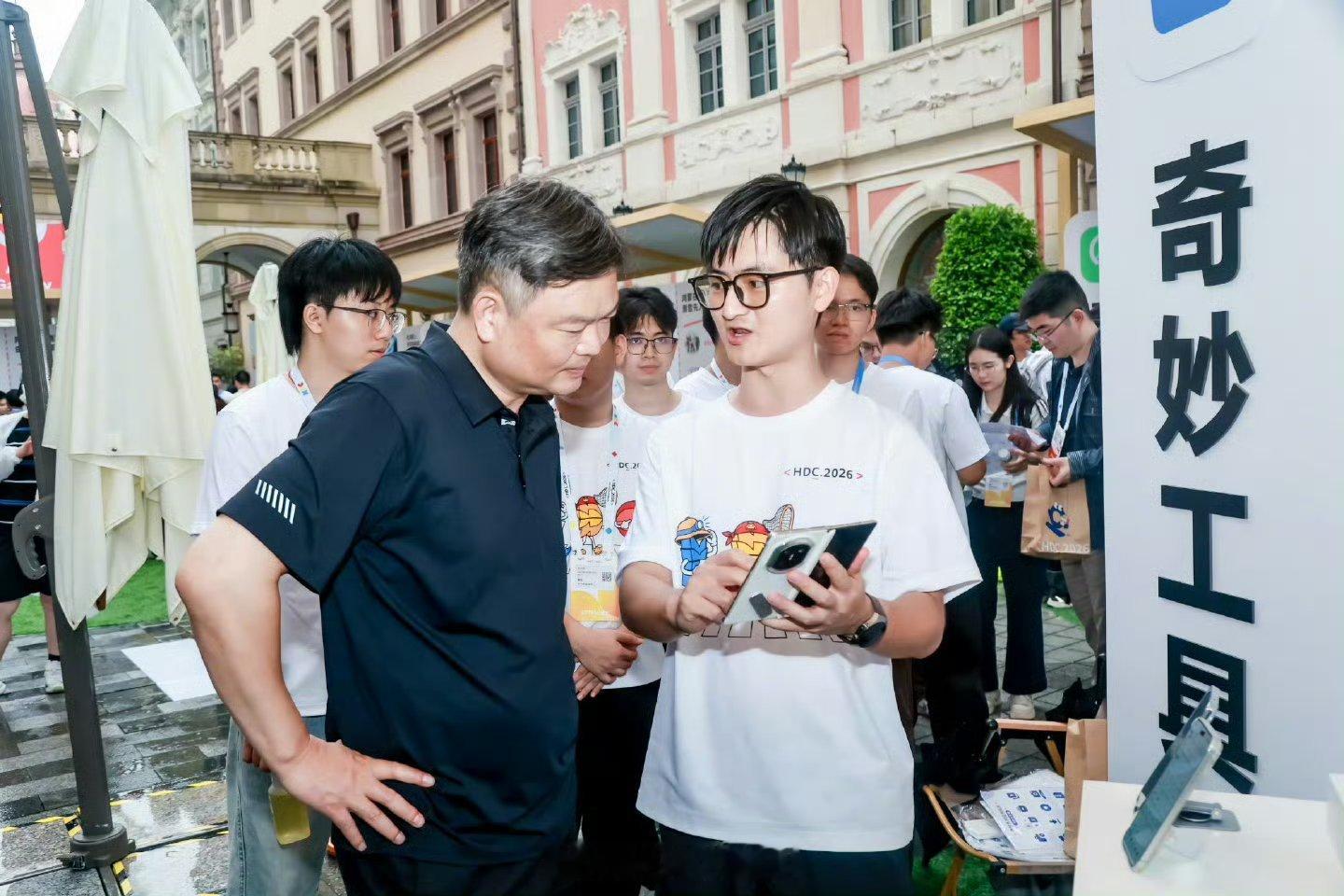 00后做鸿蒙应用月入50万这群00后选择扎根生态深耕。小团队也能做出爆款，证明在