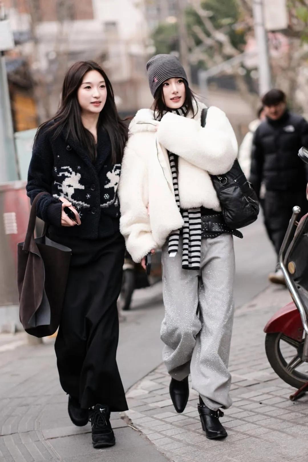 上海街拍杀疯了！
 
每一套穿搭都像在走秀，松弛又高级，把