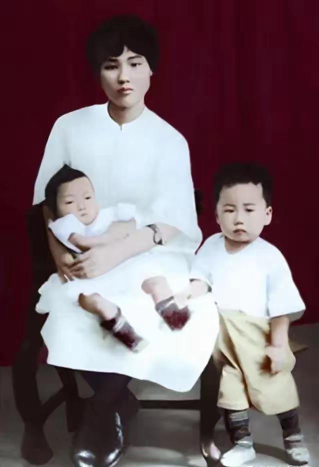 这是拍摄于1924年的一张老照片，杨开慧母子三人的合影，毛主席最终还是缺席了这次