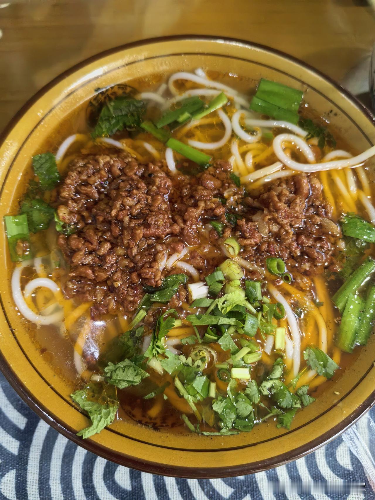 昨晚，曲靖开始下雨🌧。
今天早上我醒来还是听见雨滴滴答答的声音，躺在床上真是舒