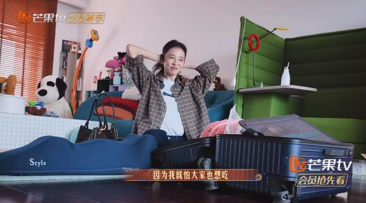 花少里，周雨彤怕别人想吃她的零食，她的助理建议她去厕所偷偷吃，这也太离谱了吧……