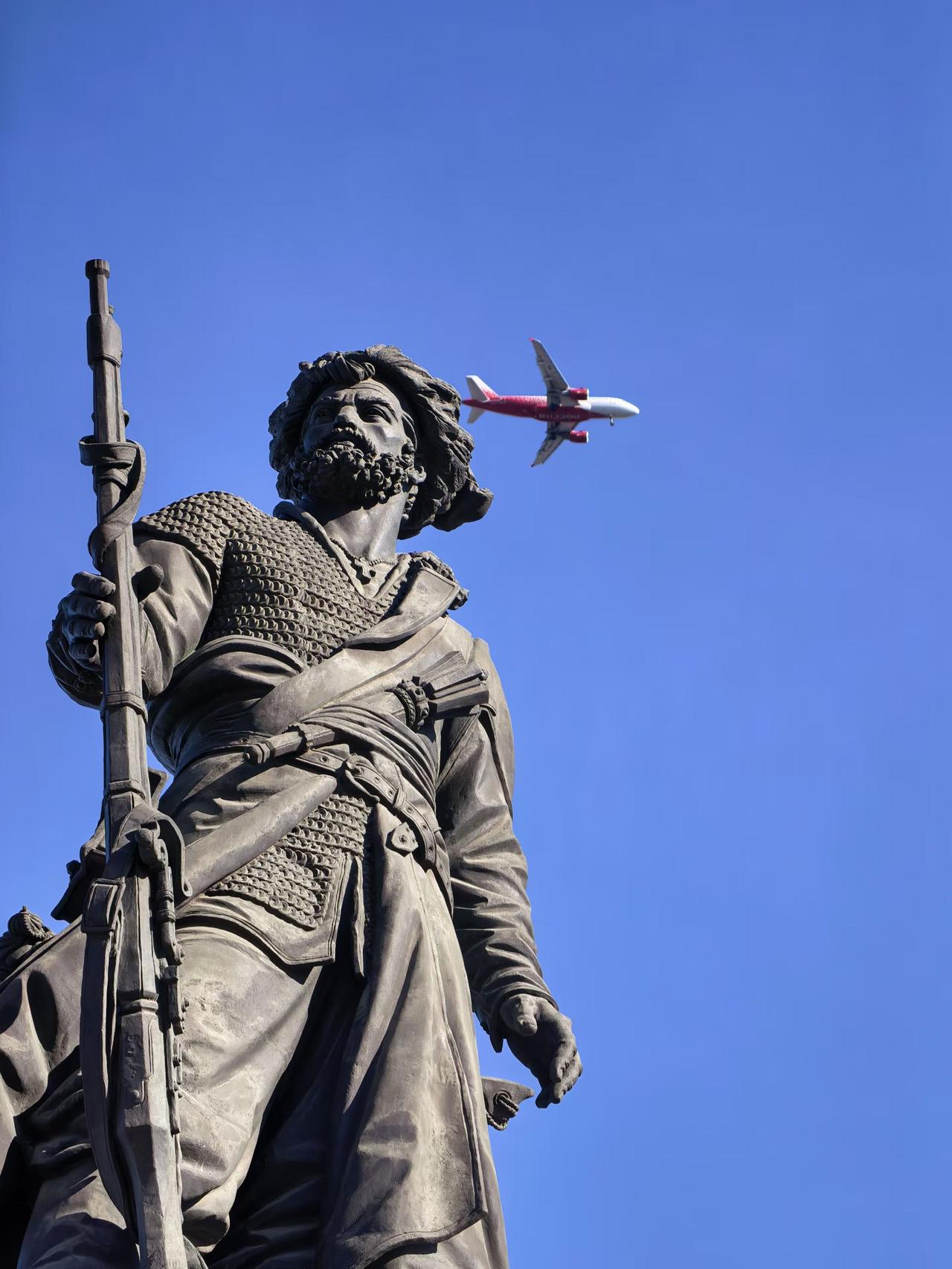 春日生活打卡季俄罗斯的苏联时期的红军雕像英俊威武！