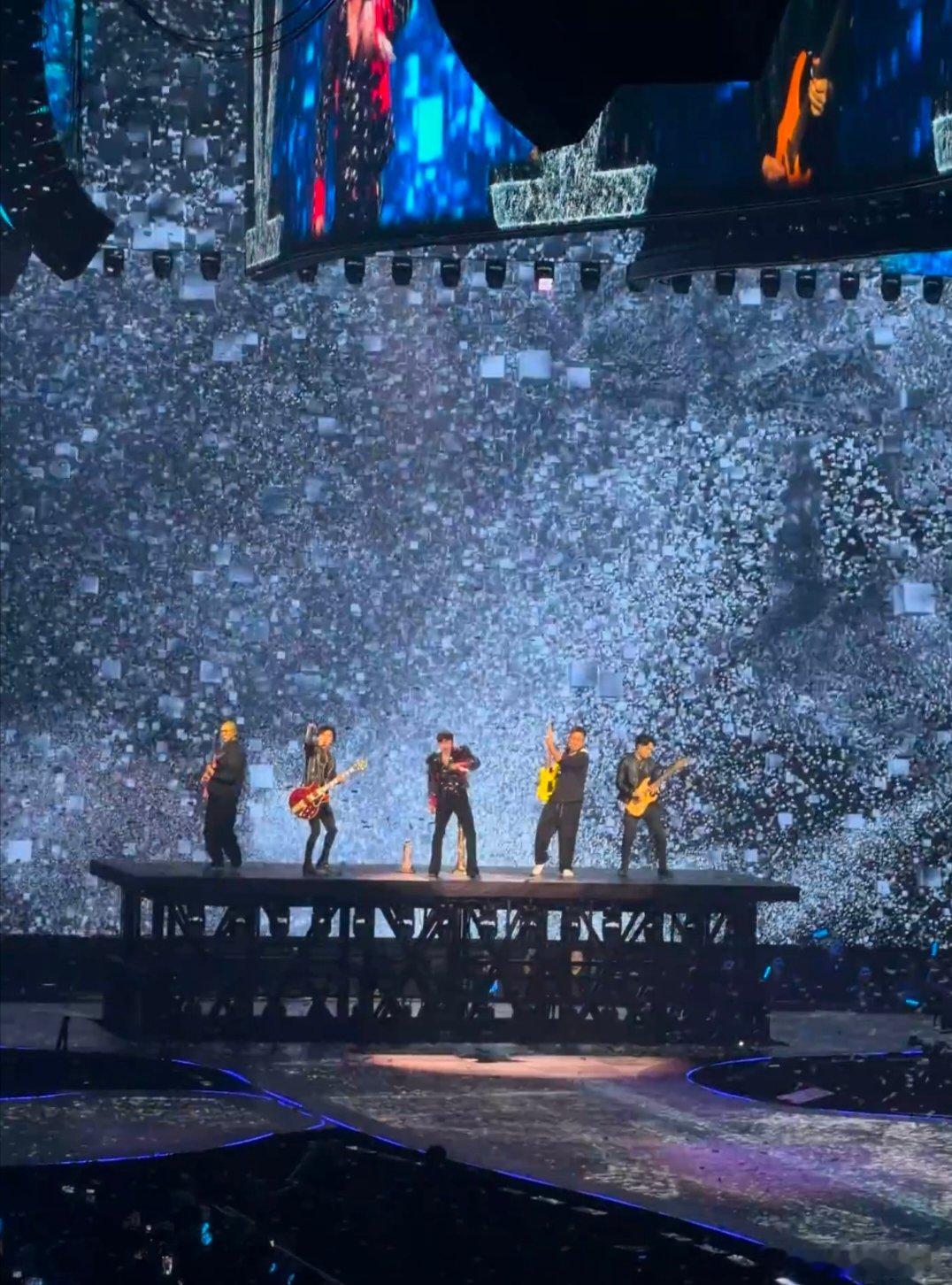 张杰跨年舞台长出了树 谁懂啊！张杰跨年演唱会步数统计更新，今年不是“city w