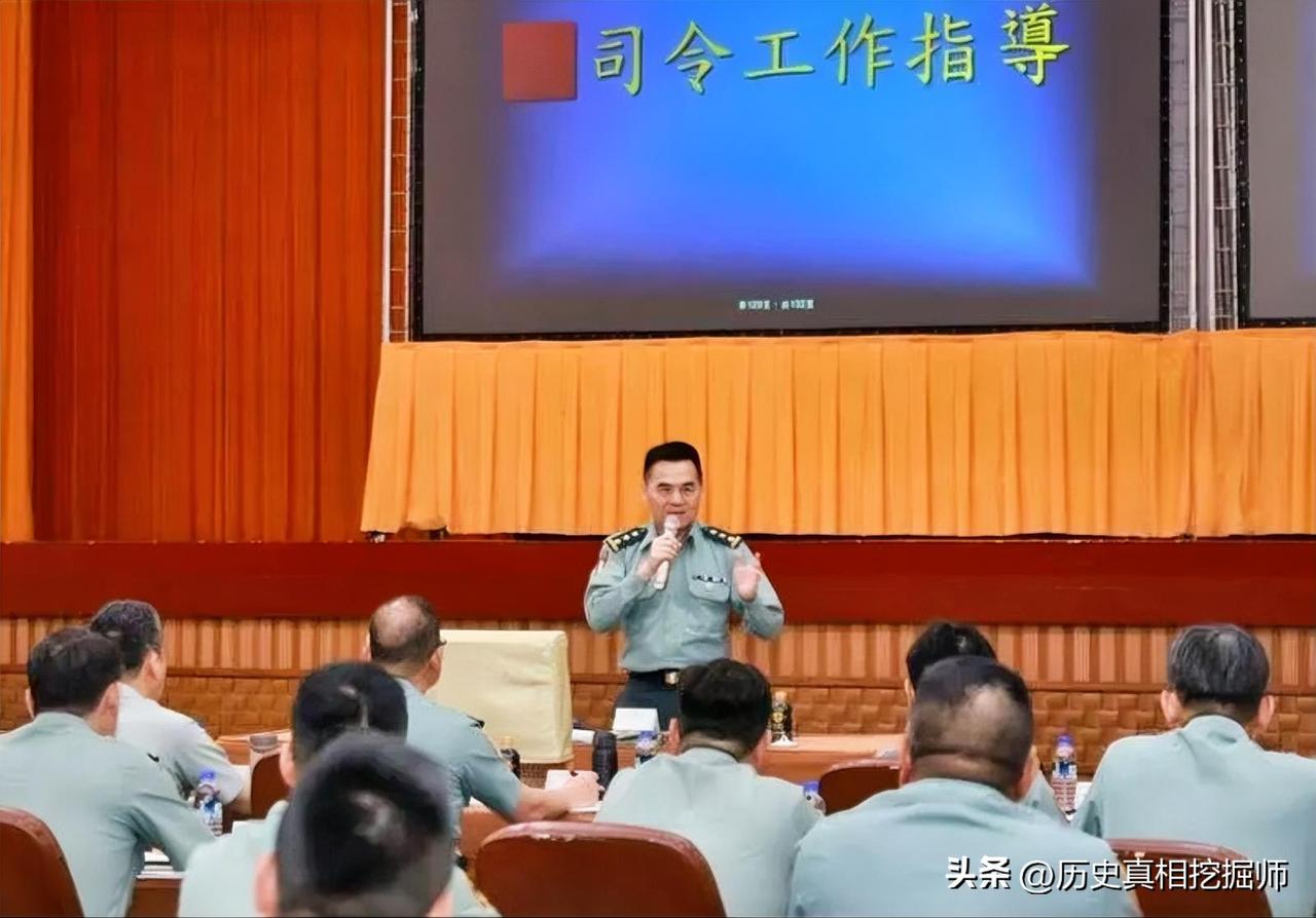 台军陆军总司令吕坤修5月23日主持「汉光42号」电脑辅助指挥所演习研讨会议。他指