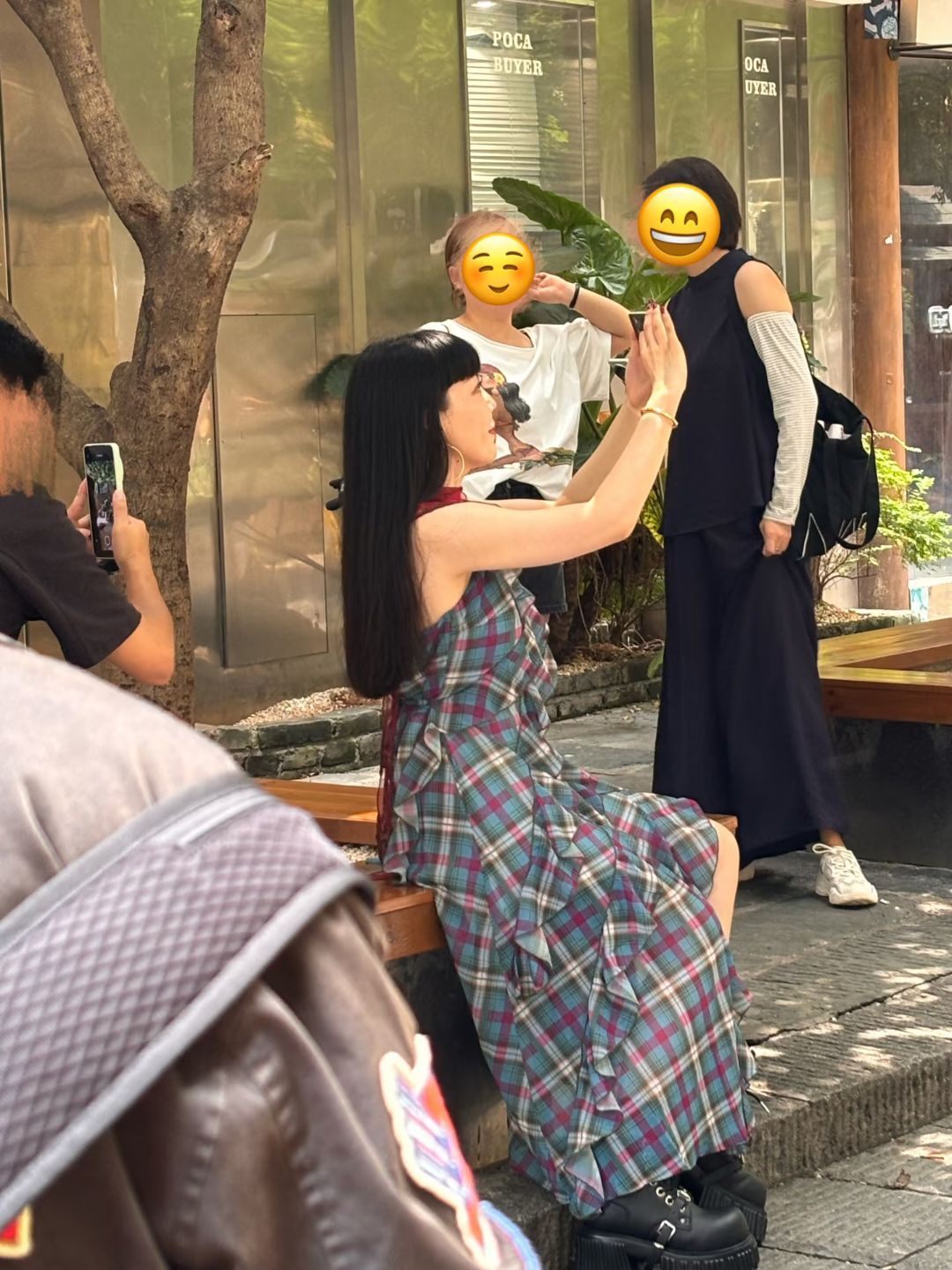 长沙偶遇吴莫愁吴莫愁 长沙路人随手抓拍偶遇画面，吴莫愁一身休闲穿搭出行，气色出众