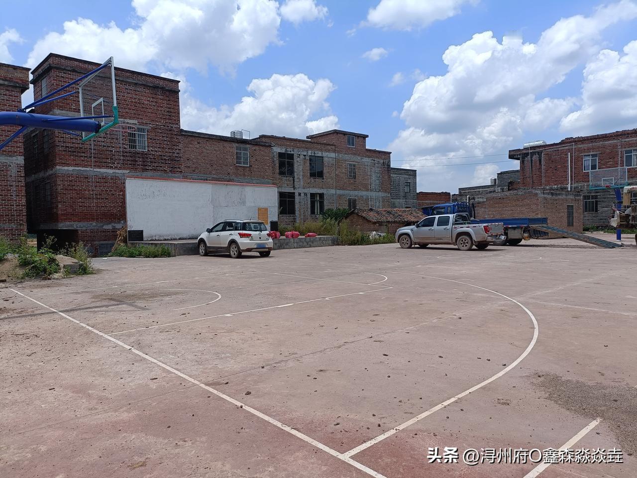桂平的村屯球场
在桂平，早几年兴起一个乡村公益文化建设项目，
就是村村篮球场建设