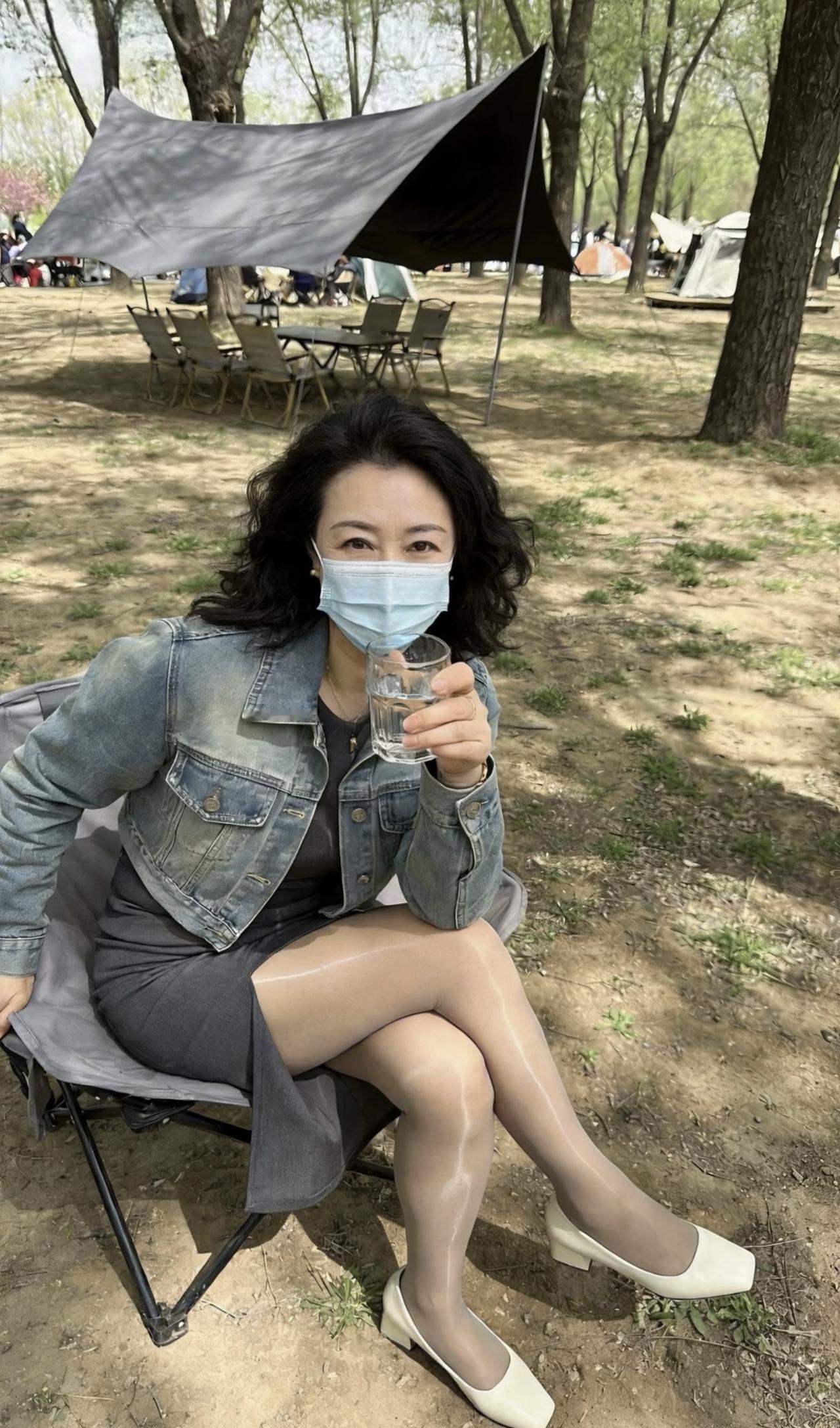 年轻时想嫁给爱情，
长大一点点想嫁给金钱，
后来成熟了才知道自己要嫁的是：
人品