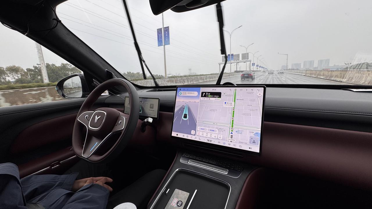 第一次在公开道路坐L3的车
这辆岚图泰山Ultra用华为方案
带着四个激光雷达