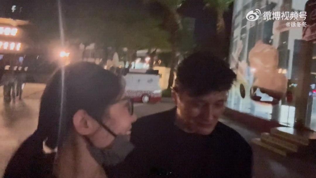 徐冬冬谈和尹子维分手后的状态徐冬冬尹子维深圳公益课后的宵夜一场公益、一顿夜宵，一