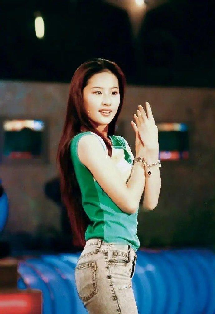 刘亦菲当年上快乐大本营，这衣服只有她才能镇的住吧 