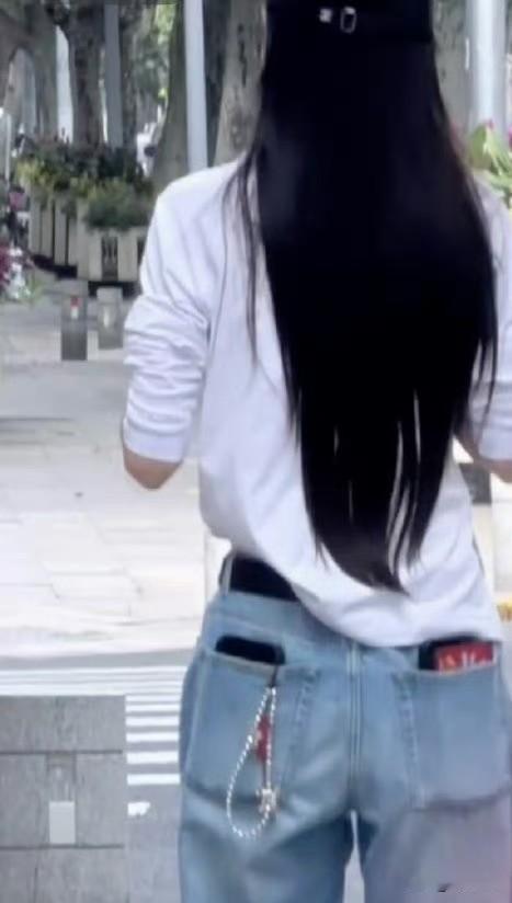 杨颖现身上海街道


杨颖戴帽子，白上衣搭配浅蓝色牛仔裤，黑色长头发非常飘逸，身