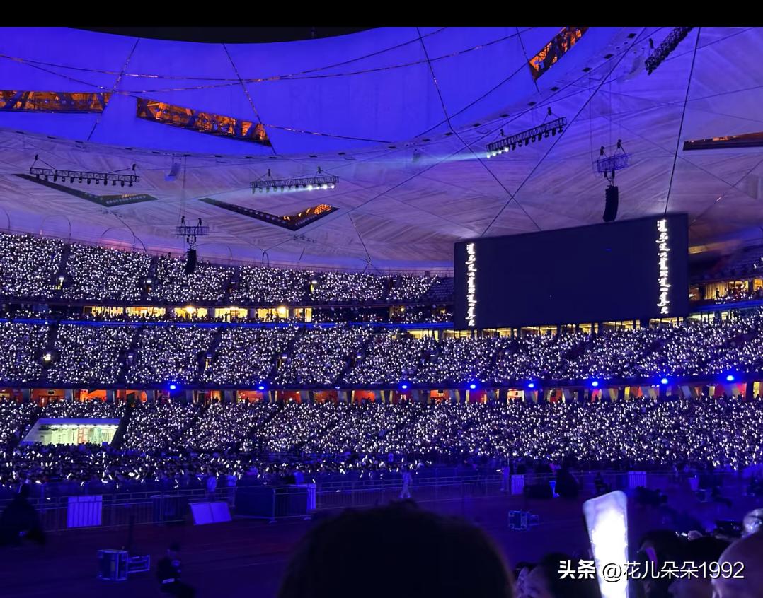 看看我们玲花的提词器，不知道的以为是屏幕两侧的花边。实际上是蒙古语吧？也算加密了