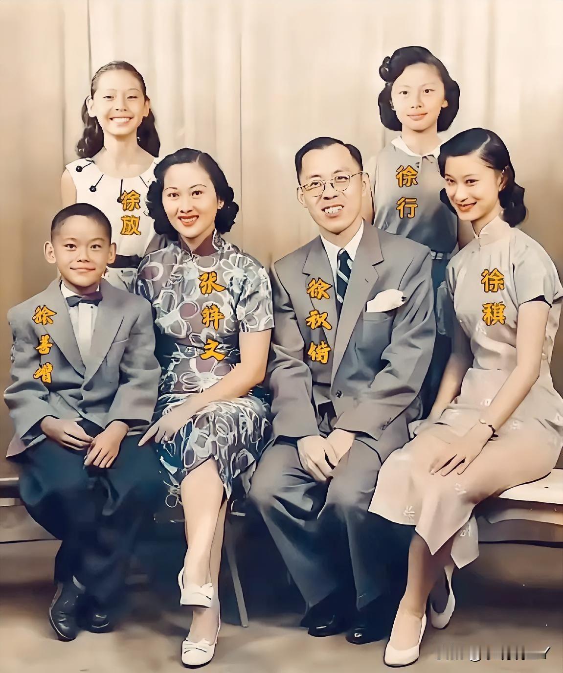 这是徐志摩的儿子徐积锴在美国的一张全家福，拍摄于上世纪50年代。妻子貌美如花，三