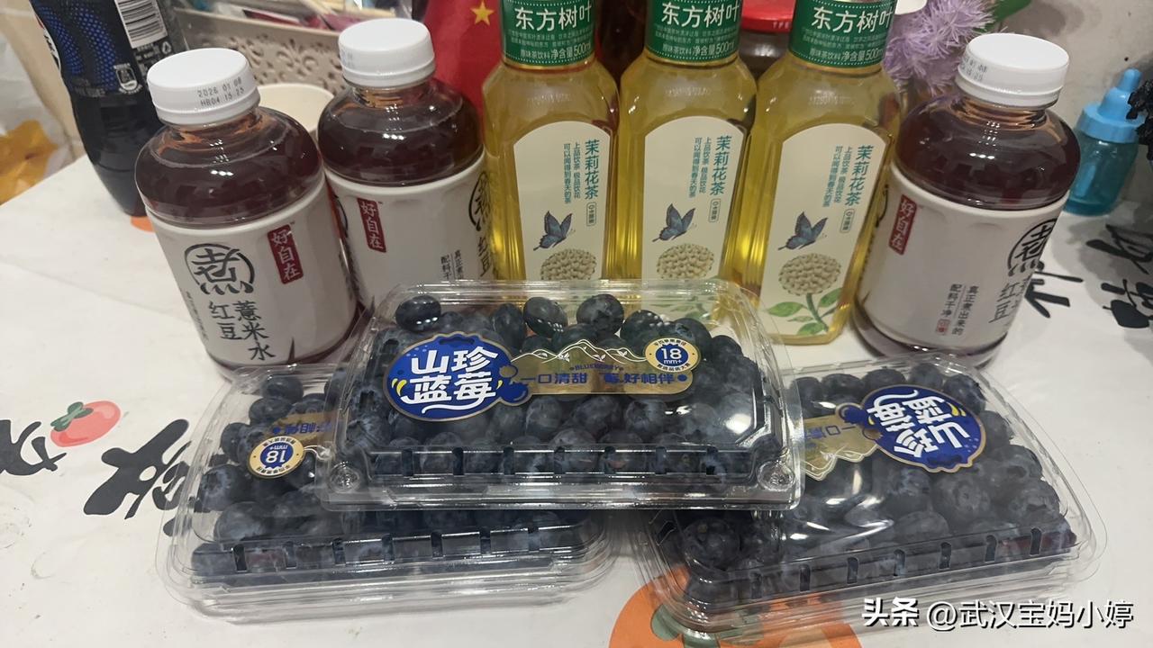 今年爱上了蓝莓🫐
张嘟嘟这个娃很奇怪，不爱吃水果！别的小孩草莓车厘子啥的都爱吃