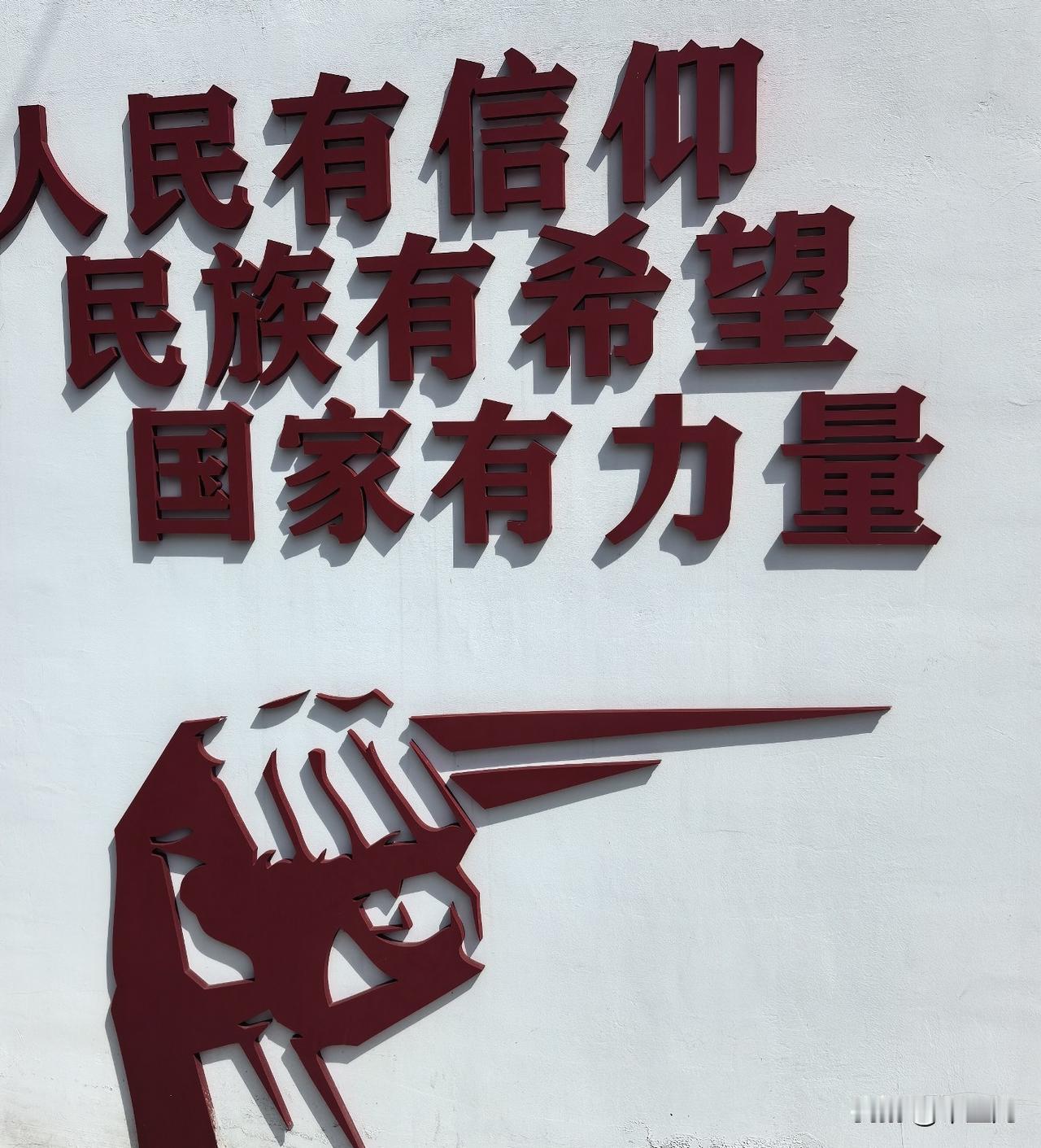 原本以为，
放眼全国上下，
目前在职的老师中，
超过30年教龄仍然是二级职称的，