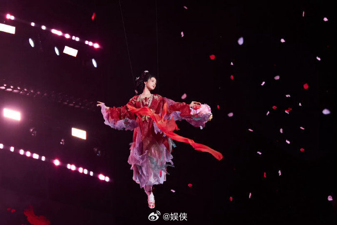 被可颂大使沈月惊艳到！眼前一亮的美，说是花神没毛病 ​​​