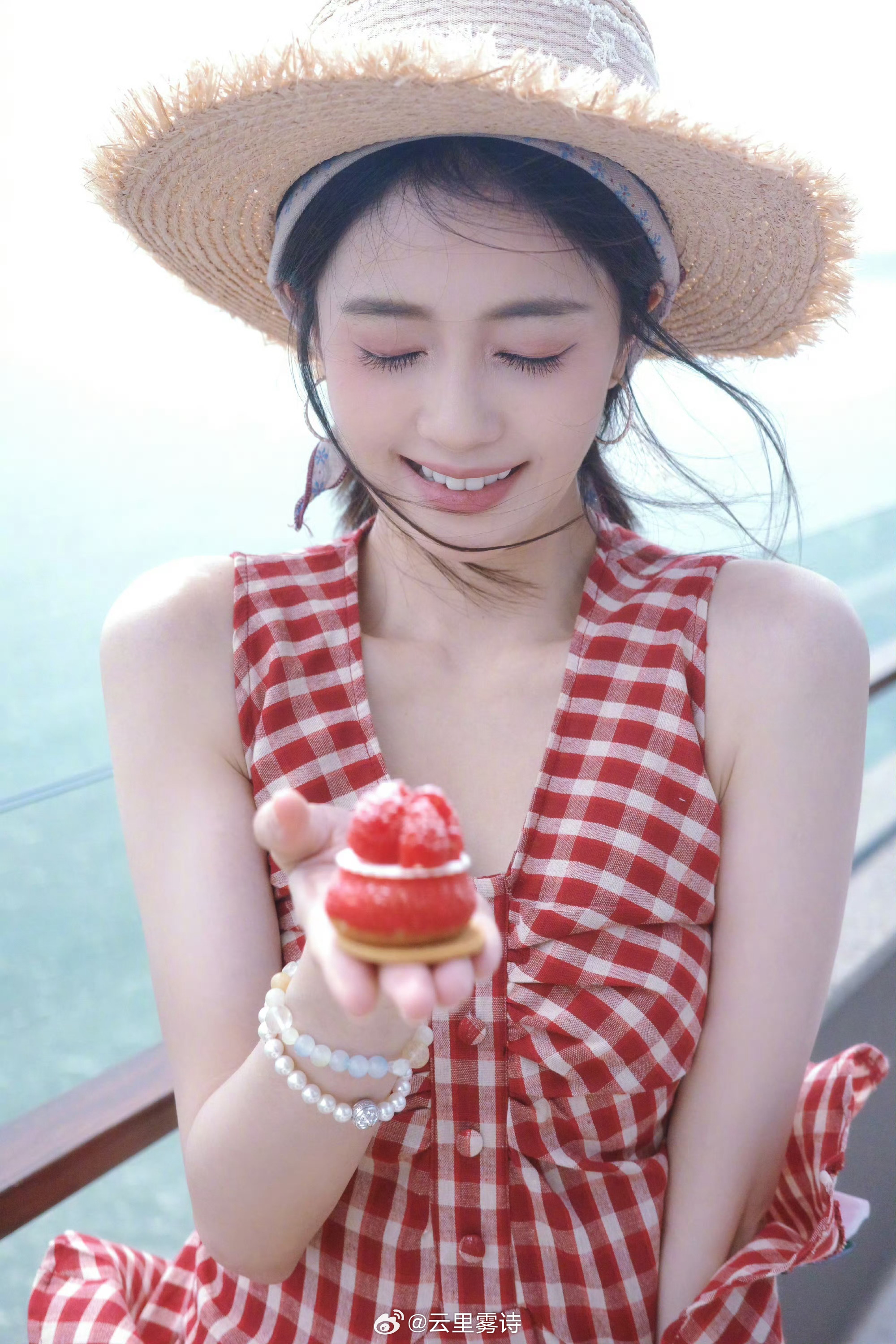 白鹿海边度假谁被海边白鹿美晕啦🥹度假氛围感拿捏满分，假期结束，期待姐姐接下来的