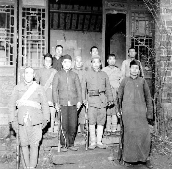 1947年，一名地主趁敌人聊天时，把绑在树上的地下党放走，新中国成立后地主被抓，