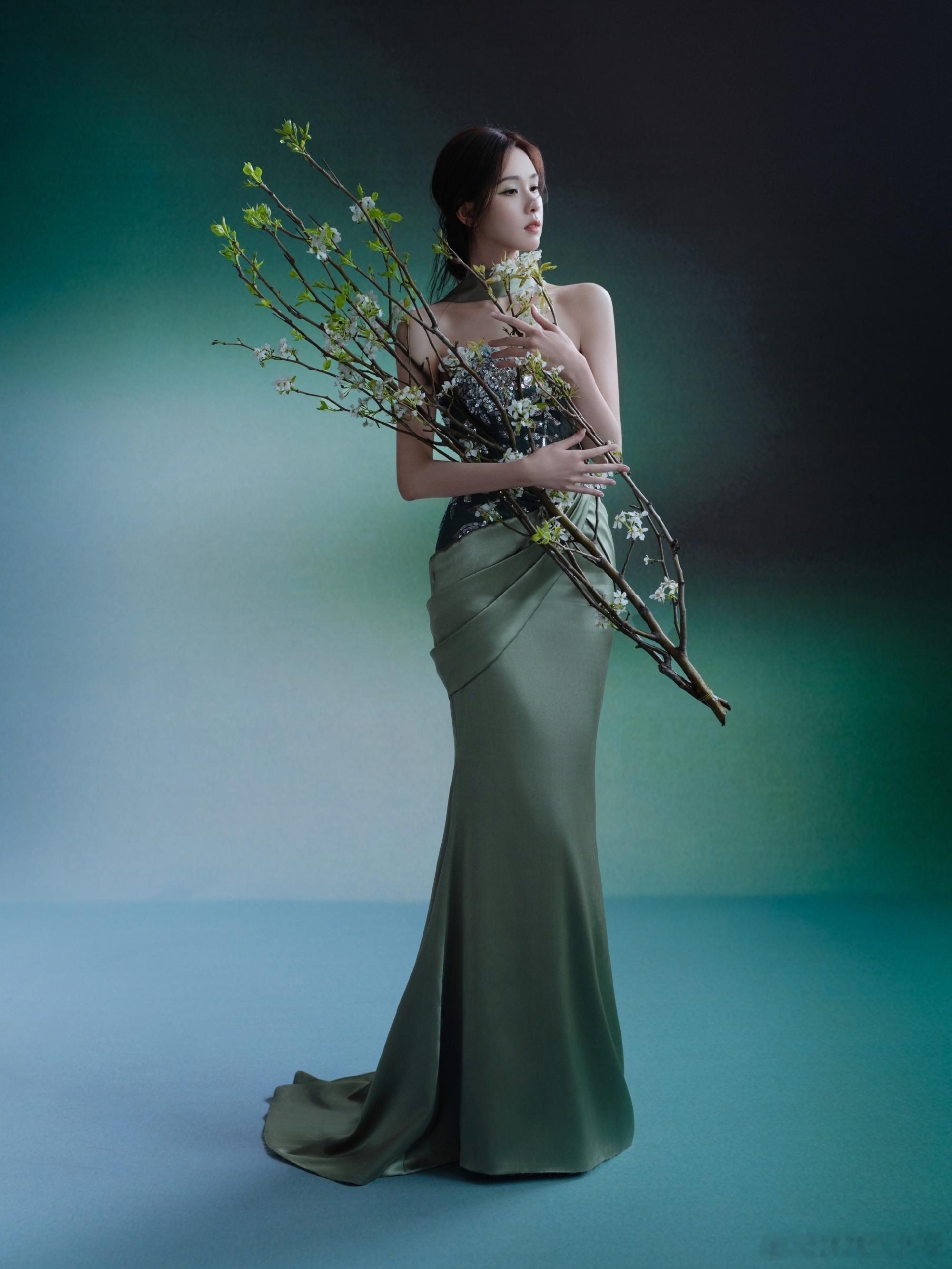 陈都灵少女时代的英雄主义俺们都灵就是这样温柔韧劲的学姐！每一次发言都温柔有力量勇