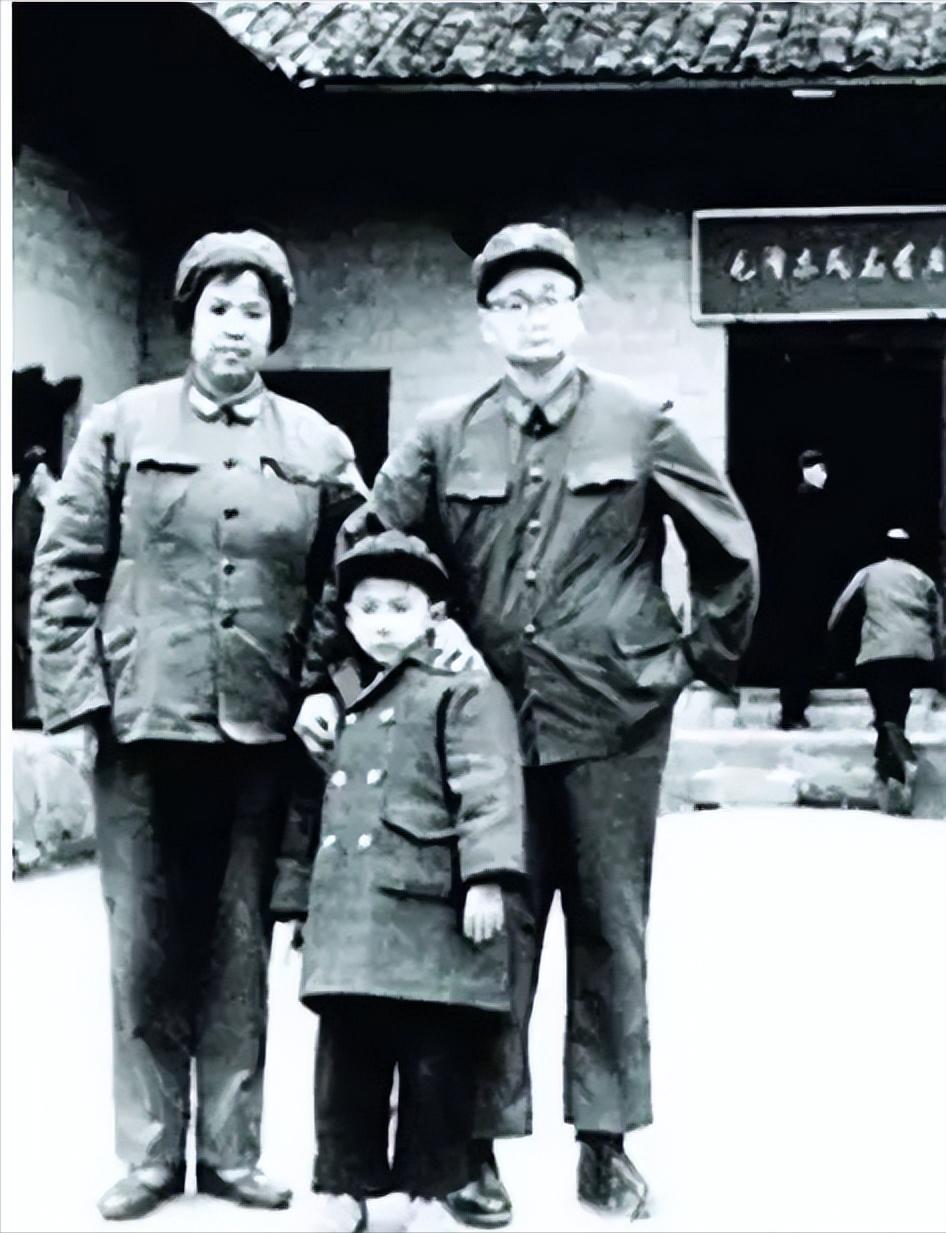 [微风]2007年3月23日，毛主席次子毛岸青在北京因病逝世。弥留之际，毛岸青躺