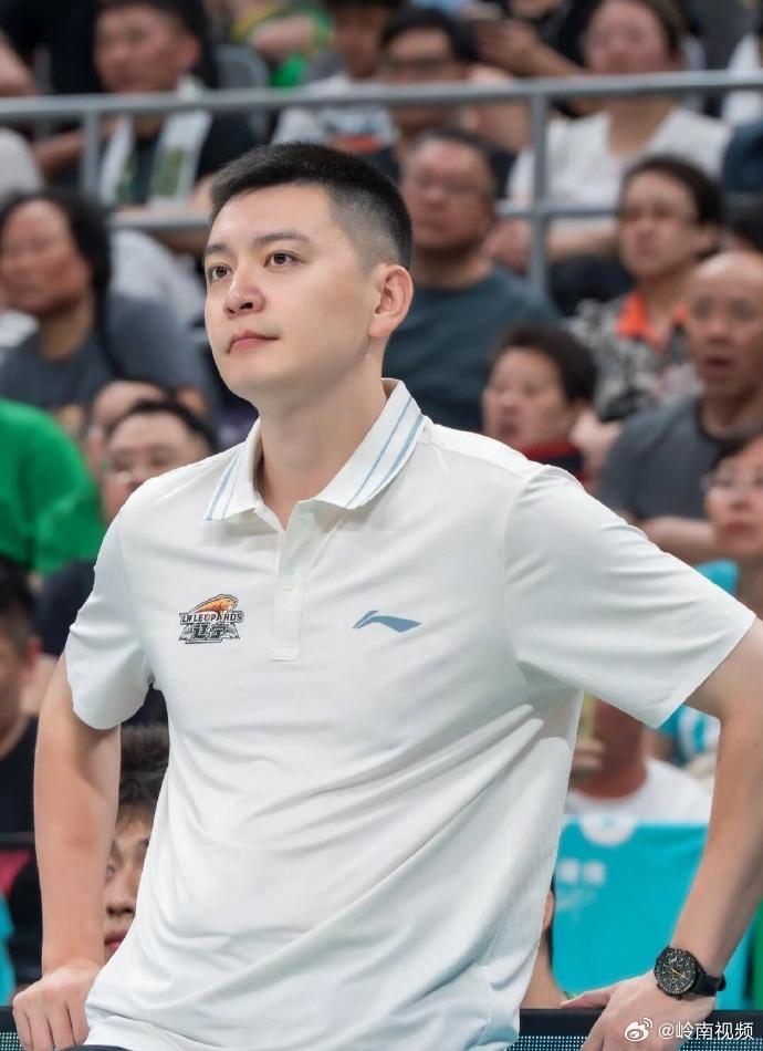 杨鸣对比两大球类战术逻辑董路很认同杨鸣的全攻全守战术董路说杨鸣聊的全攻全守他太认